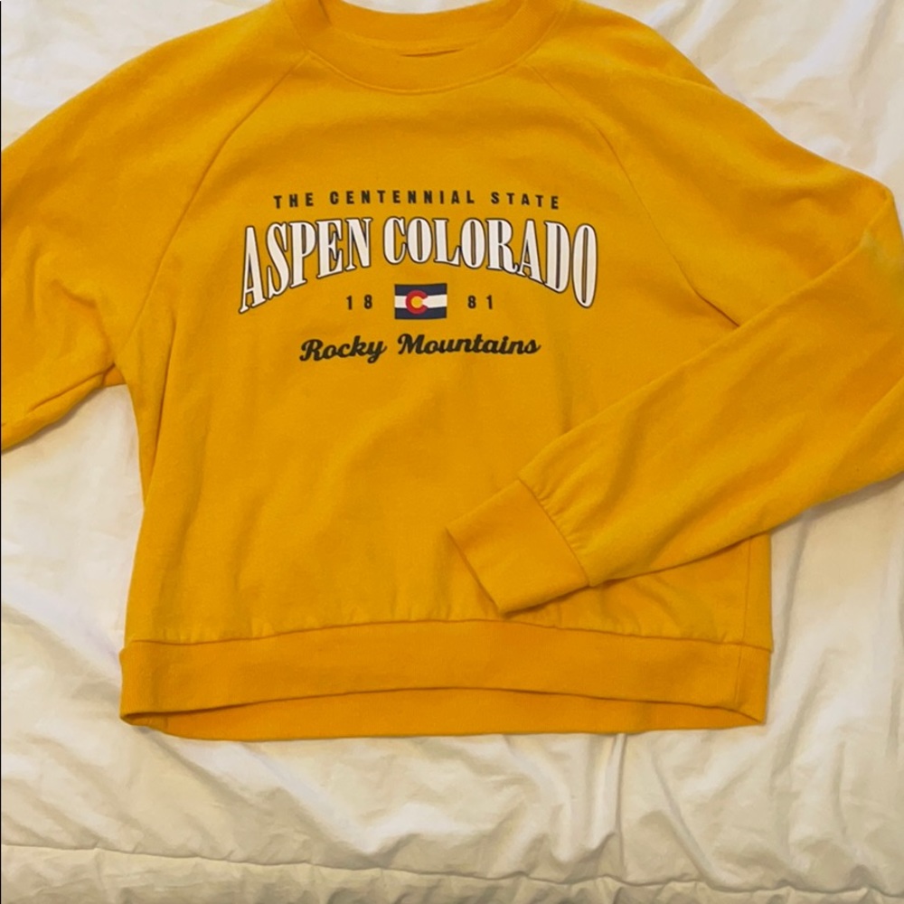 Cropped yellow Colorado crew neck